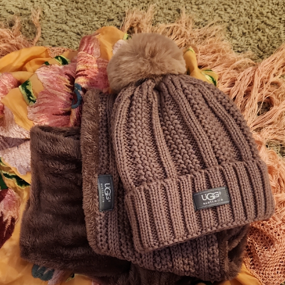 UGG  New  Knit Beanie and Scarf Set NEW
